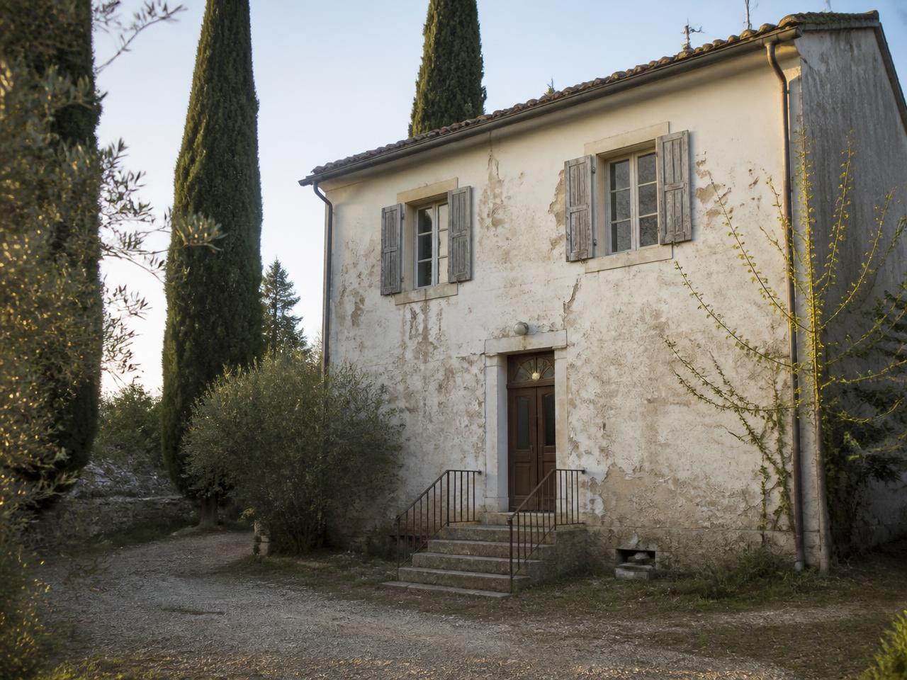Façade de villa provençale avant ravalement : enduit fissuré et volets défraîchis