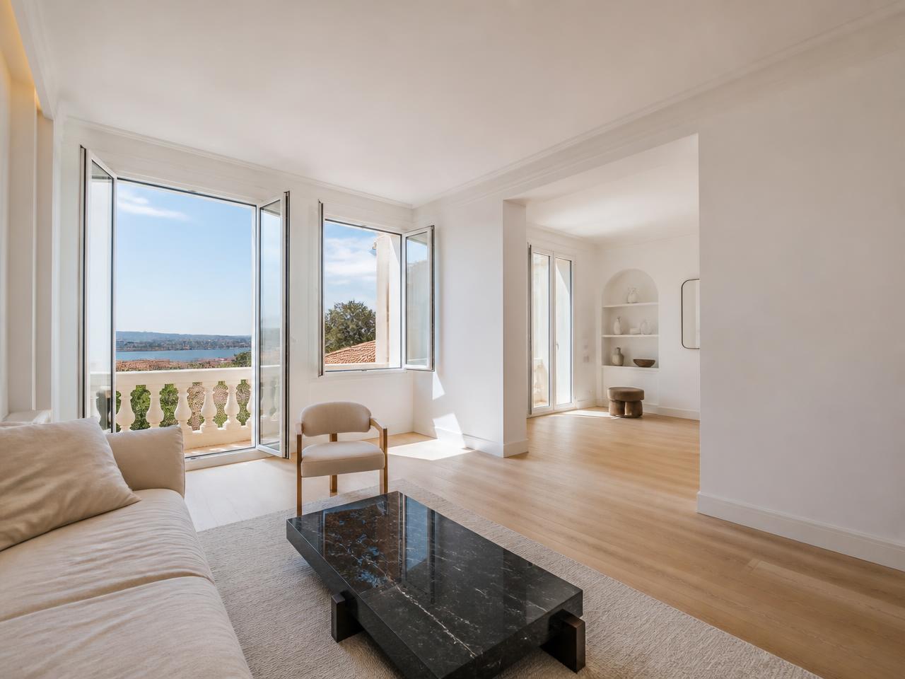 Intérieur rénové lumineux d'une villa de la Côte d'Azur