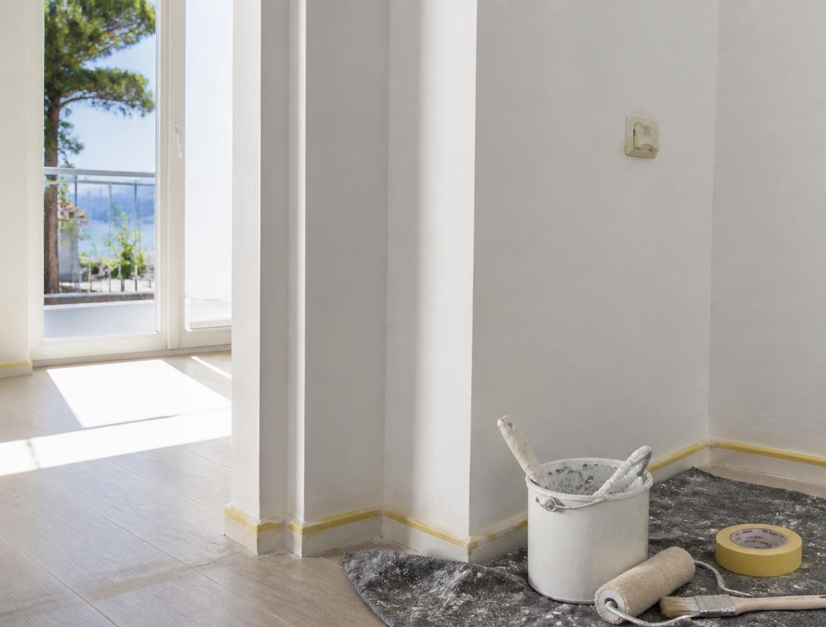 Outils de remise en état posés dans un appartement clair en cours de retouches